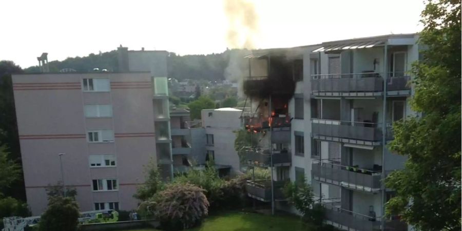 Ein Gasgrill löste auf dem Balkon eines Mehrfamilienhaus in Illnau-Effretikon ZH einen Brand aus.
