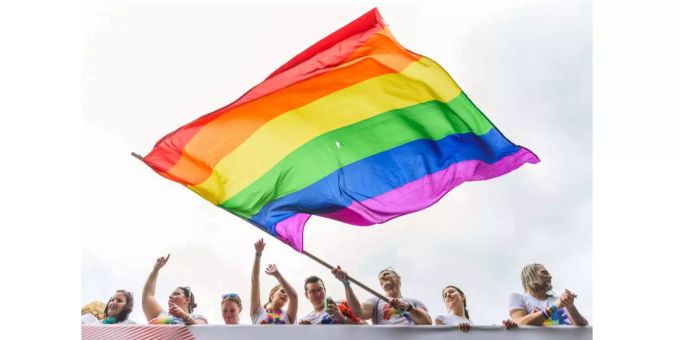 Die Flagge der LGBTQ-Bewegung hat, anders als die Peace-Flagge, sechs Streifen. Pride
