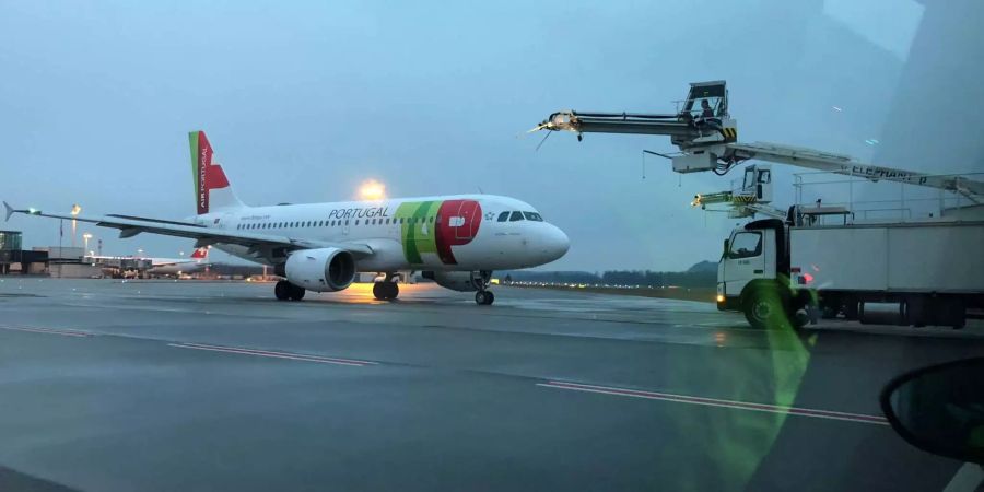 Der portugiesische Airbus A319 war einer der ersten Flieger an diesem Morgen. Kurz danach startete er in Richtung Lissabon.