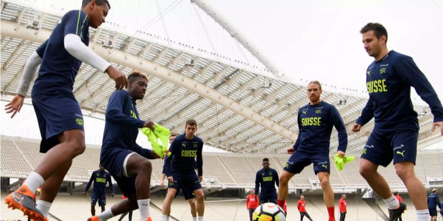 Manuel Akanji, Jacques Francois Moubandje, Fabian Frei, Michael Lang und Mario Gavranovic (von links) spielen sich im Training den Ball zu.