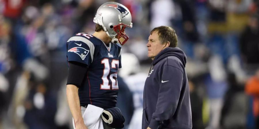 Zwischen Brady und Coach Bill Belichick (rechts) soll es gekriselt haben? Brady dementiert.