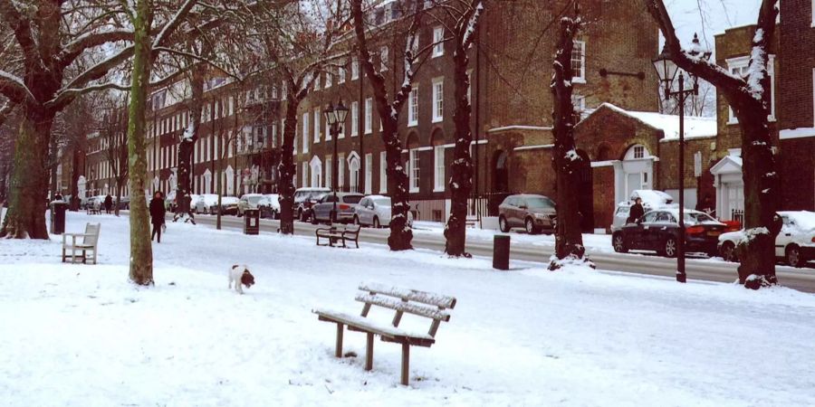 Der zum Teil starke Schneefall im Winter beeinträchtigte den Bausektor und damit die britische Wirtschaft.