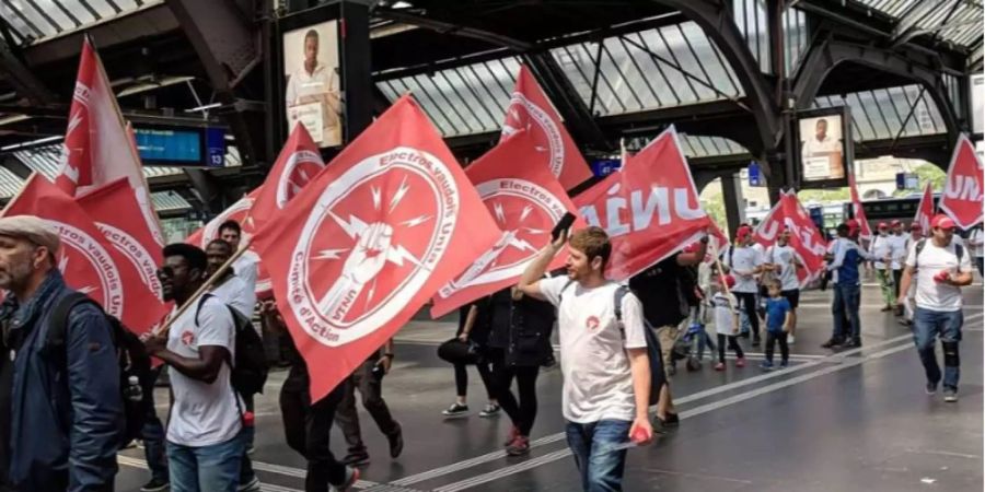 In Zürich demonstrierten heute Samstag mehrere hundert Elektriker für bessere Arbeitsbedingungen.