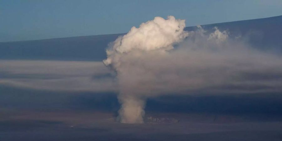 Ein hwaiischer Vulkan hat eine grosse Aschenwolke ausgestossen.