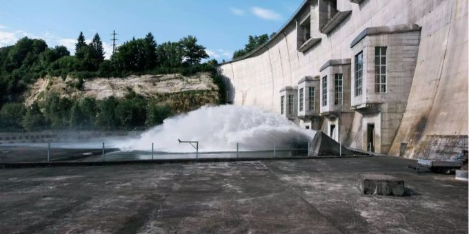 Das Wasserkraftwerk Schiffenen produziert jährlich 133 Gigawattstunden. Das Wasserkraftwerk Schiffenen produziert jährlich 133 Gigawattstunden.