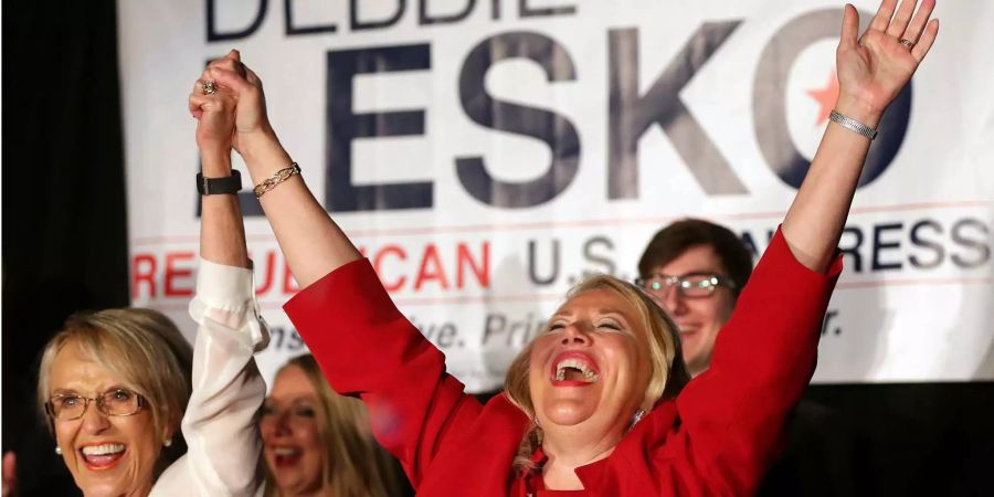 Die Republikaner-Kandidatin Debbie Lesko feiert ihren Sieg bei den Nachwahlen.