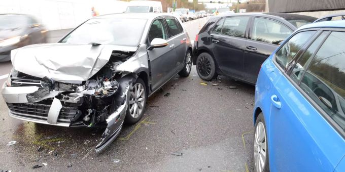 Der Sachschaden beim Auffahrunfall auf der A14 soll mehrere zehntausend Franken betragen. Der Sachschaden beim Auffahrunfall auf der A14 soll mehrere zehntausend Franken betragen.