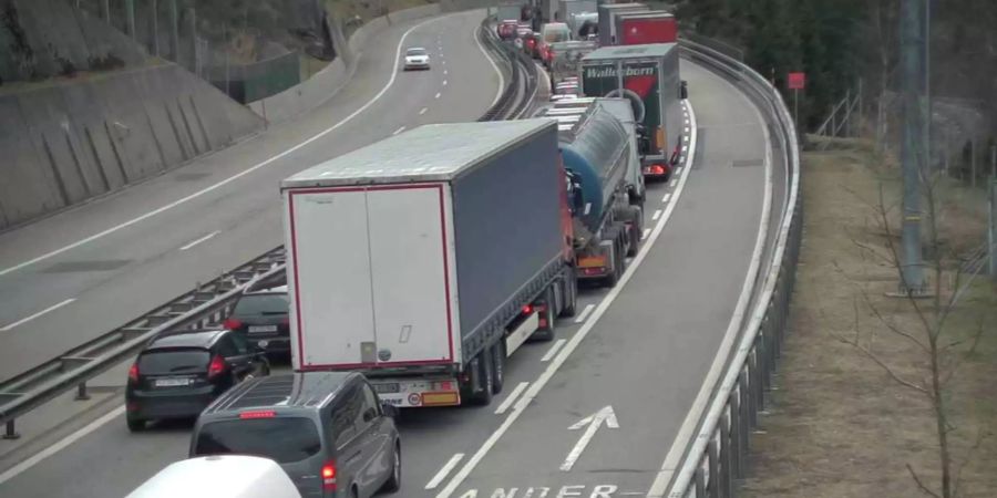 In Göschenen in Richtung Tessin stauen sich bereits die Fahrzeuge.