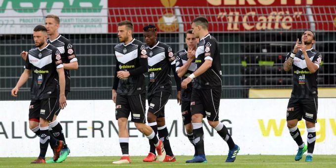 Jubel beim 1:0: Carlinhos Jr. (rechts) feiert sein 1:0. Jubel beim 1:0: Carlinhos Jr. (rechts) feiert sein 1:0.