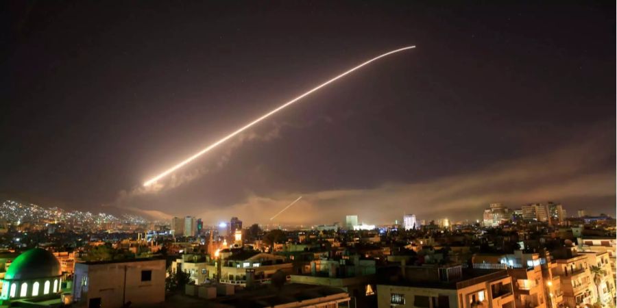 Die syrische Armee hat gemäss Militärangaben über der Stadt Damaskus mehrere Raketen abgeschossen.