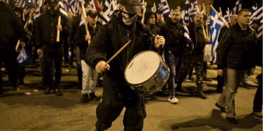 Rund 500 Menschen demonstrierten in Griechenland für die Freilassung zweier in der Türkei inhaftierter Soldaten.