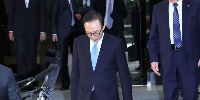 Lee Myung Bak muss vor Gericht aussagen. Lee Myung Bak muss vor Gericht aussagen.