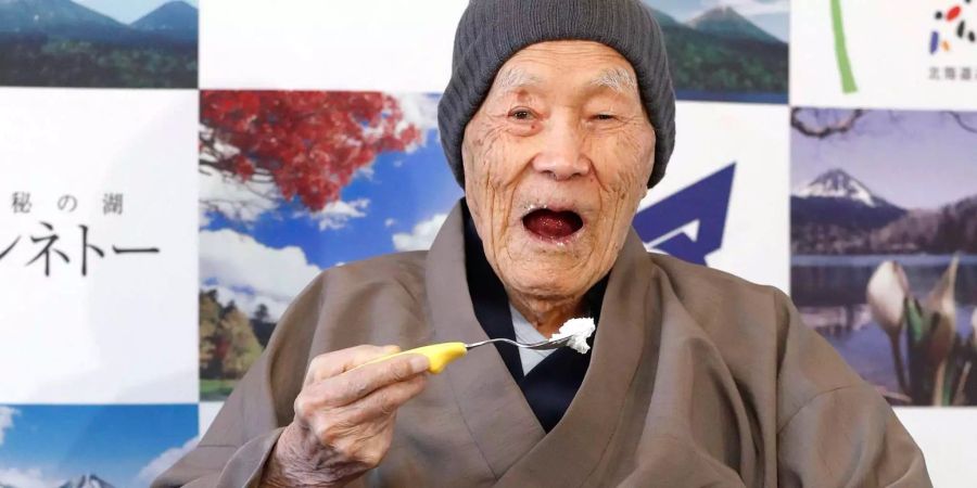 Masazo Nonaka isst Kuchen, nachdem er von Guiness World Records ein Zertifikat als ältester lebender Mann der Welt mit 112 Jahren und 259 Tagen erhielt.