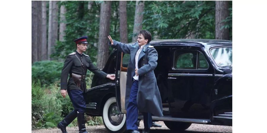 Stalins Sohn Vasily (Rupert Friend) kann vor allem eines sehr gut: Trinken. An diesem Talent hat er mit vollem Einsatz gearbeitet.