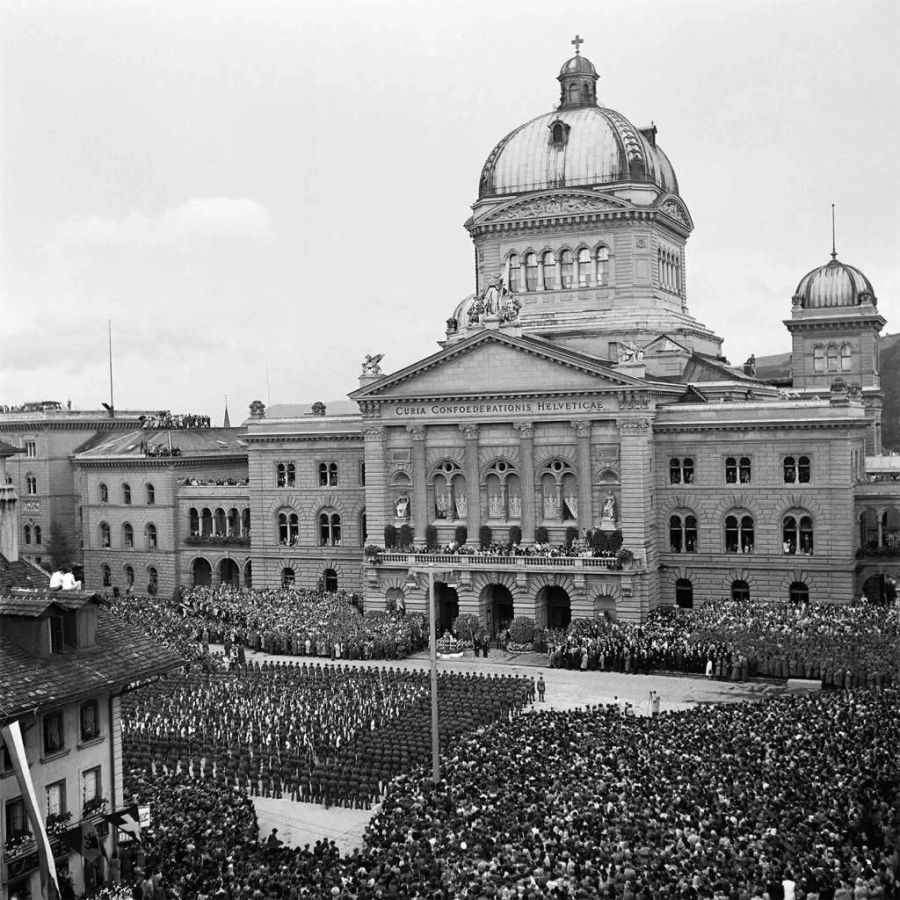 1945 entliess General Guisan die Schweizer Armee in den Frieden – seither wurde der Balkon nicht mehr für offizielle Anlässe gebraucht.