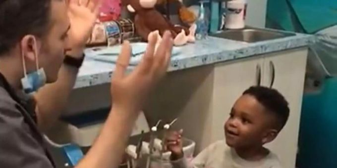 Millionen-Hit - US-Kinder-Zahnarzt beruhigt seine Patienten mit «Magic»