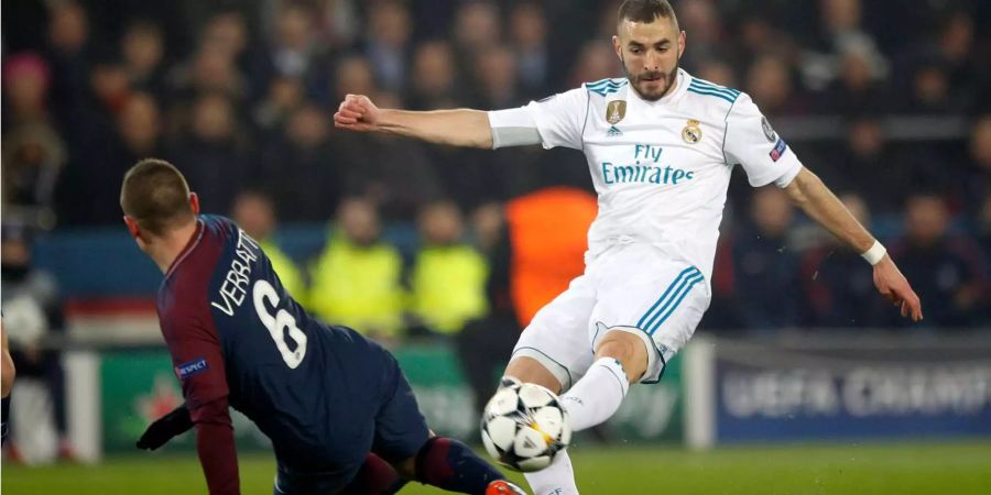 PSG-Mittelfeldspieler Verratti blockt einen Schuss von Reals Benzema.