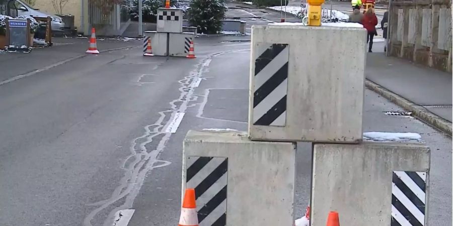 Mit diesen Betonklötzen soll verhindert werden, dass jemand mit hohem Tempo in die Besucher des Weihnachtsmarktes in Bremgarten AG fährt.