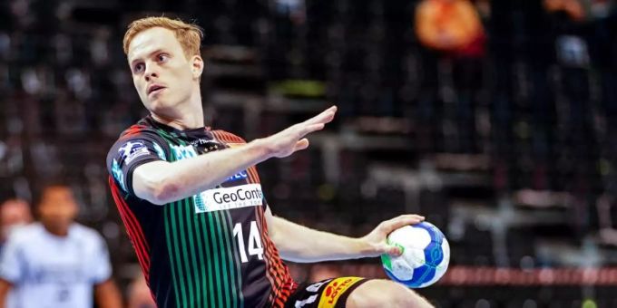 Bleibt bis 2026 beim SC Magdeburg: Omar Ingi Magnusson wirft einen Strafwurf. Foto: Axel Heimken/dpa Bleibt bis 2026 beim SC Magdeburg: Omar Ingi Magnusson wirft einen Strafwurf. Foto: Axel Heimken/dpa