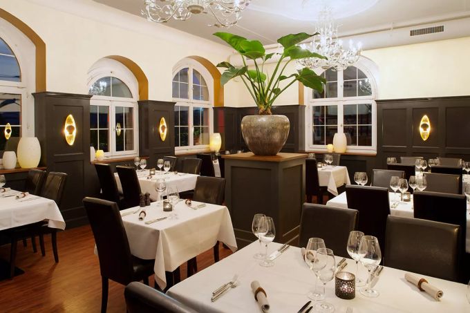Geniessen Sie einen Abend im Saal Nalani, weiss gedeckt und mit Dekoration im Kolonial-Stil. Maori