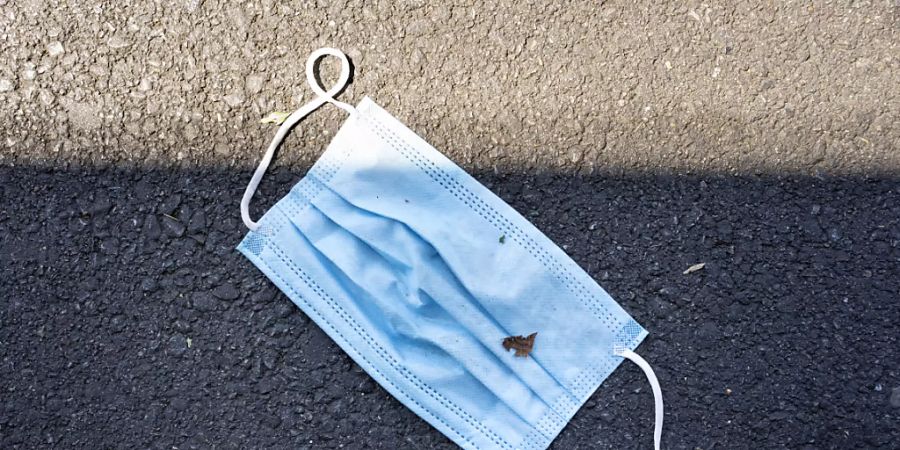 Maske weg: Ab heute Samstag kann im Freien wieder auf das Tragen einer Maske verzichtet werden. Der Bund empfiehlt aber weiterhin, genug Abstand zu halten. (Themenbild)