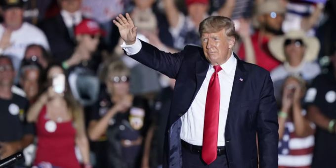 Der ehemalige US-Präsident Donald Trump hat am Samstag erstmals wieder eine Grosskundgebung abgehalten. Republikanische Partei