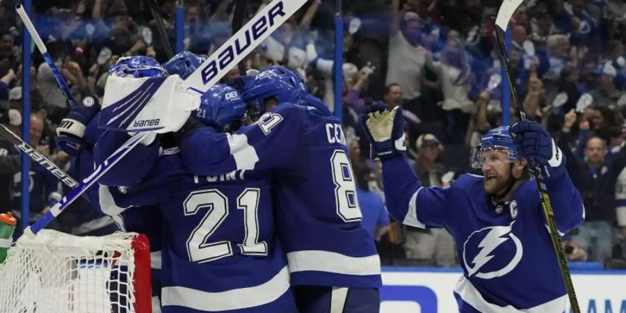 Geschafft: Die Tampa Bay Lightning stehen erneut im NHL-Finale. Foto: Chris O'meara/AP/dpa