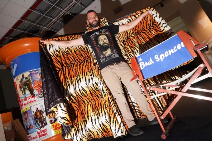 Museums-Direktor Matteo Mancini trägt im Bud Spencer Museum den originalen und zwanzig Kilogramm schweren Umhang, den Bud Spencer in dem Film «Auch die Engel essen Bohnen» trug. Bud SPencer