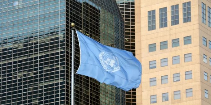 UN-Flagge vor dem Sitz der Vereinten Nationen. UN