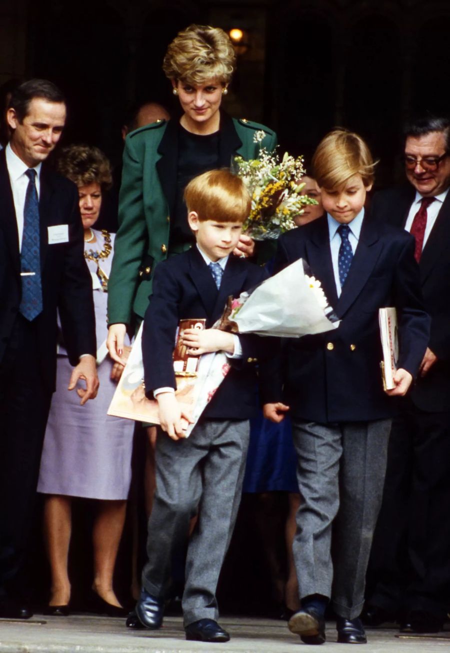 Prinz Harry (links) und Bruder William mit Mami Diana.