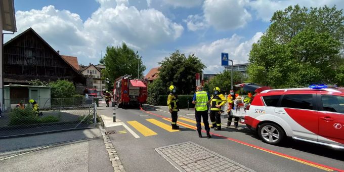 Flammen und Rauch in einem Mehrfamilienhaus in Baar.