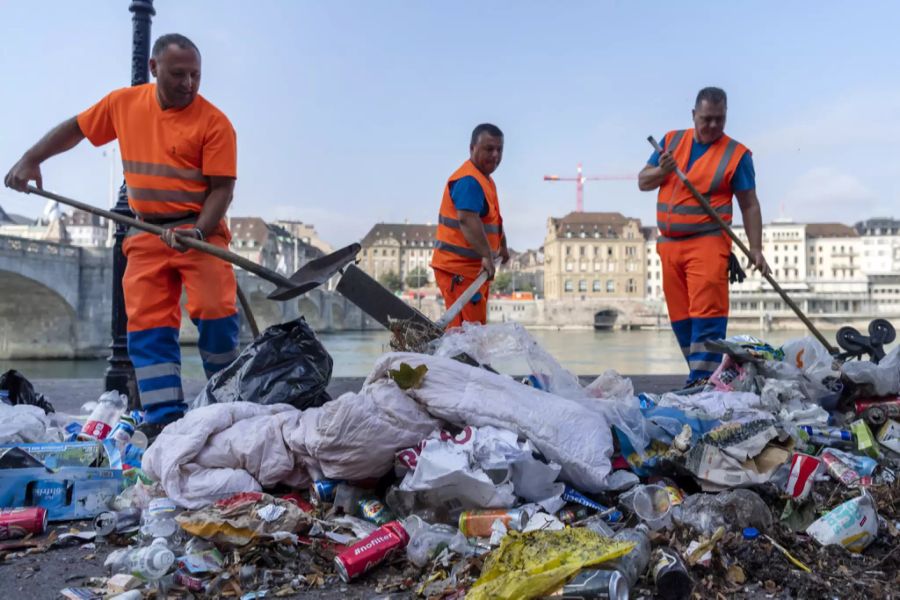 Die Stadtreinigung zeigt an einer Medienorientierung mit dem Titel «stattReinigung» zum Thema Littering einen Abfallhaufen, der innert einer Woche am Rheinufer zusammengekommen ist, in Basel am Freitag, 30. August 2019.