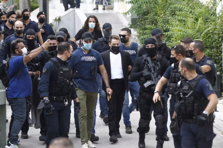 Babis Anagnostopoulos verlässt das Büro des Ermittlers im Athener Gericht, Griechenland, 18. Juni 2021.
