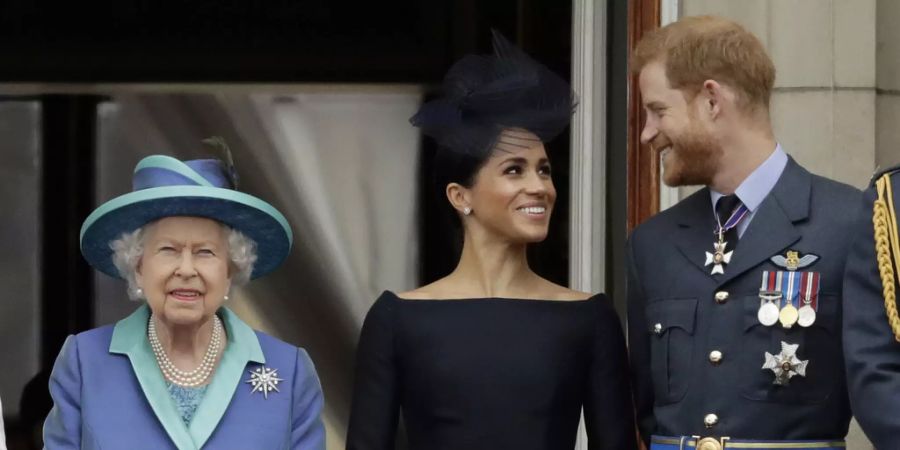 Aktuell legt Prinz Harry in einer Dokuserie mit Vorwürfen nach. Nun hat Meghan Angst, dass die Queen nach den Angriffen ihnen die Titel entziehen könnte.