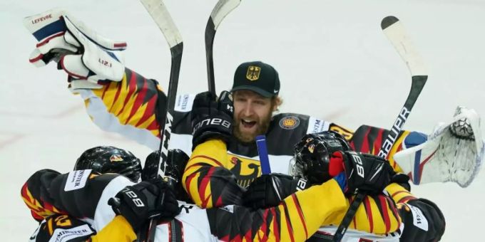 Bis ins WM-Halbfinale haben es die deutschen Eishockey-Cracks schon geschafft: Gegen Finnland geht es nun um den Finaleinzug. Foto: Roman Koksarov/dpa Bis ins WM-Halbfinale haben es die deutschen Eishockey-Cracks schon geschafft: Gegen Finnland geht es nun um den Finaleinzug. Foto: Roman Koksarov/dpa