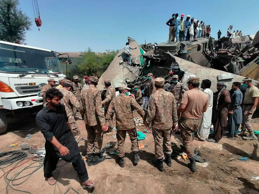 Truppen der pakistanischen Armee und Rettungskräfte sind am Ort der Zugkollision im Einsatz. Zwei Züge kollidierten im Süden Pakistans. Foto: Uncredited/Inter Services Public Relations/AP