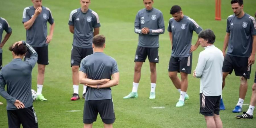 Joachim Löw will seine EM-Spieler vor dem Klassiker gegen England erstmal richtig durchatmen lassen. Foto: Federico Gambarini/dpa