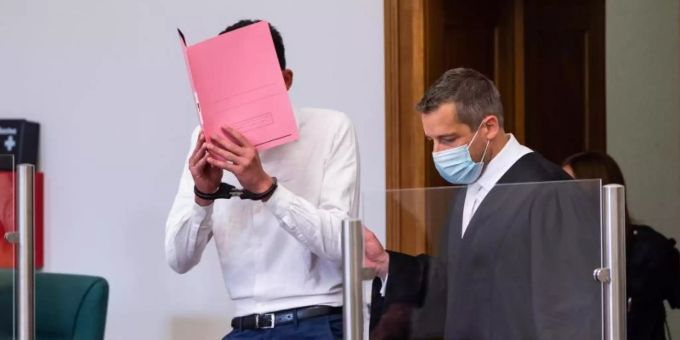 Der Angeklagte (l) mit seinem Anwalt Moritz Klay (r) im Landgericht Lüneburg. Foto: Philipp Schulze/dpa Der Angeklagte (l) mit seinem Anwalt Moritz Klay (r) im Landgericht Lüneburg. Foto: Philipp Schulze/dpa