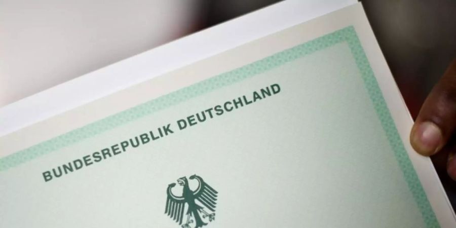 Ist jemand wegen Rassismus verurteilt, so gibt es keine Einbürgerung. Foto: Julian Stratenschulte/dpa