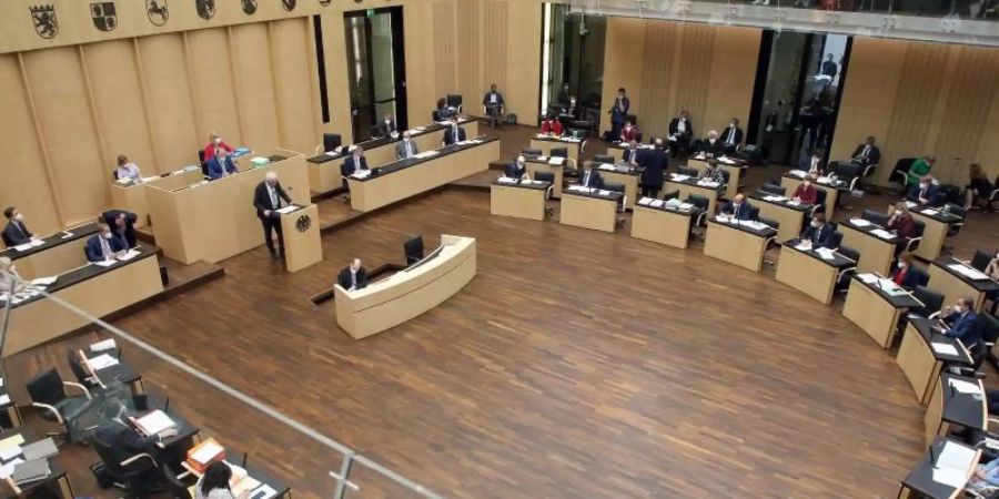 Abgeordnete nehmen im Bundesrat an der letzten Sitzung vor der Sommerpause teil. Foto: Wolfgang Kumm/dpa