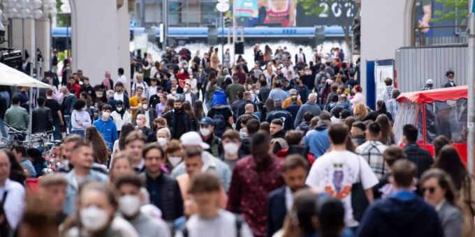 Zahlreiche Menschen spazieren durch die Fussgängerzone in der Innenstadt. Foto: Sven Hoppe/dpa Zahlreiche Menschen spazieren durch die Fussgängerzone in der Innenstadt. Foto: Sven Hoppe/dpa