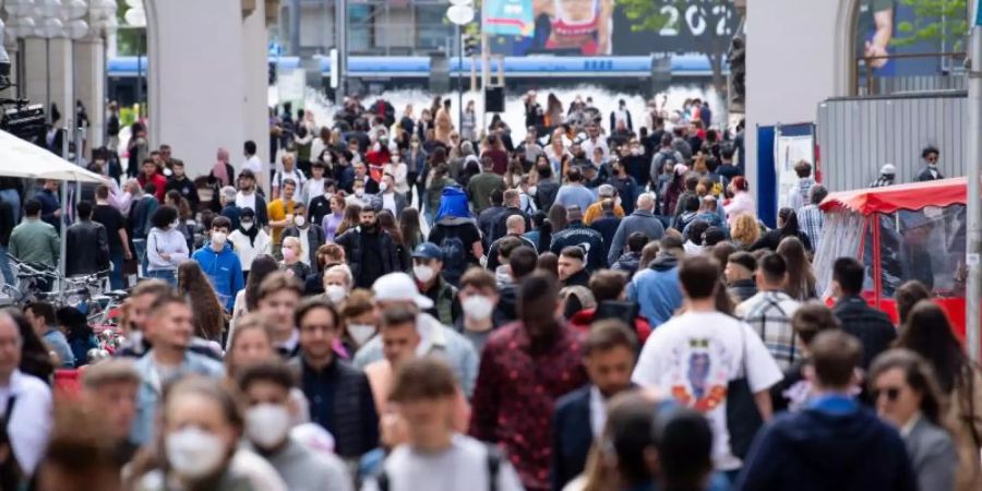 Zahlreiche Menschen spazieren durch die Fussgängerzone in der Innenstadt. Foto: Sven Hoppe/dpa