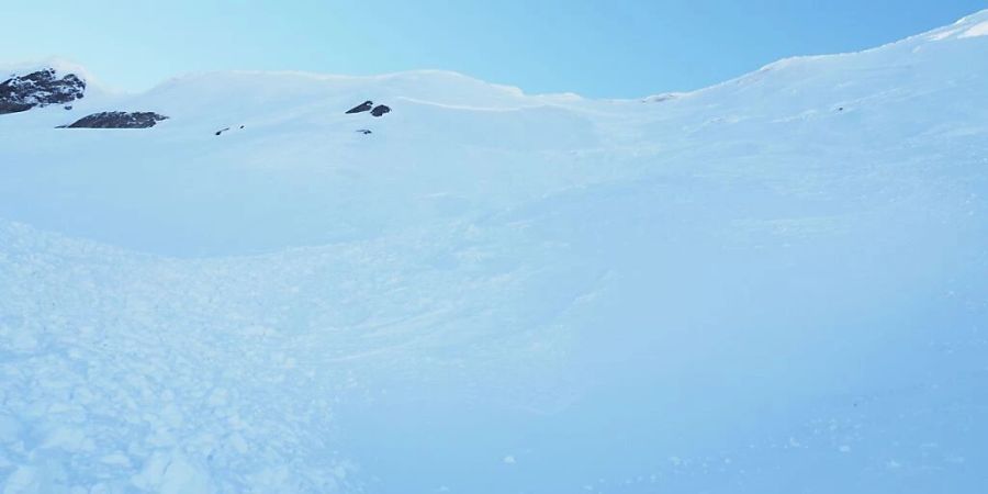 Ein Skitourenfahrer ist in der Region des Sanetschpasses von einer Lawine verschüttet und dabei schwer verletzt worden.