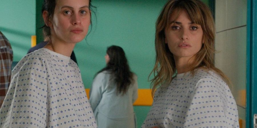 Janis (Penélope Cruz, re.) und Ana (Milena Smit) erwarten beide ein Kind.
