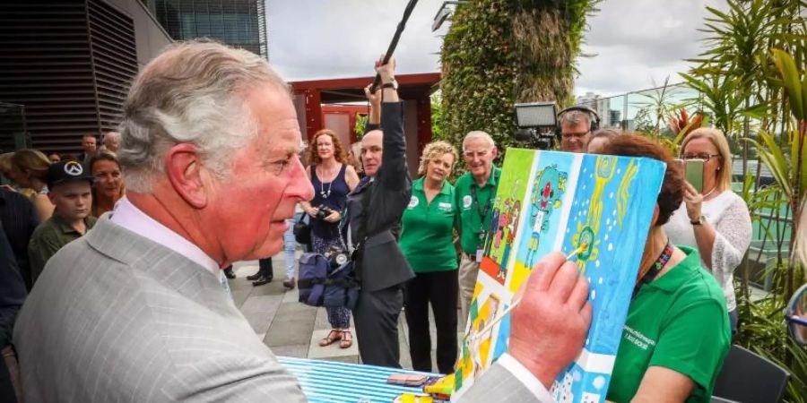 Der britische Thronfolger Prinz Charles fühlt sich durch das Malen von Aquarellen in eine «andere Dimension» transportiert. Foto: Patrick Hamilton/AFP-Pool/AAP Image/dpa