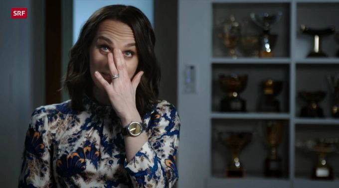 Martina Hingis wischt sich eine Träne aus dem Gesicht. Martina Hingis