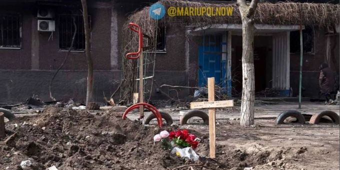 Die Strassen von Mariupol verwandeln sich mittlerweile in provisorische Friedhöfe. Ukraine-Krieg Mariupol