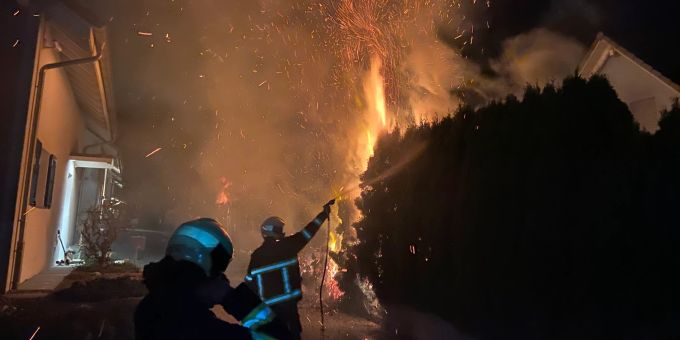 Unterentfelden AG: Heckenbrand verläuft glimpflich. Unterentfelden AG