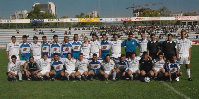 Beide Teams vor dem Anpfiff. Kosovo 2001