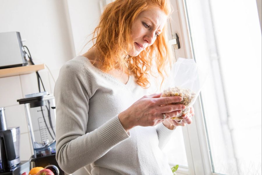 Frau Küche Fenster Lebensmittel Packung Plastik